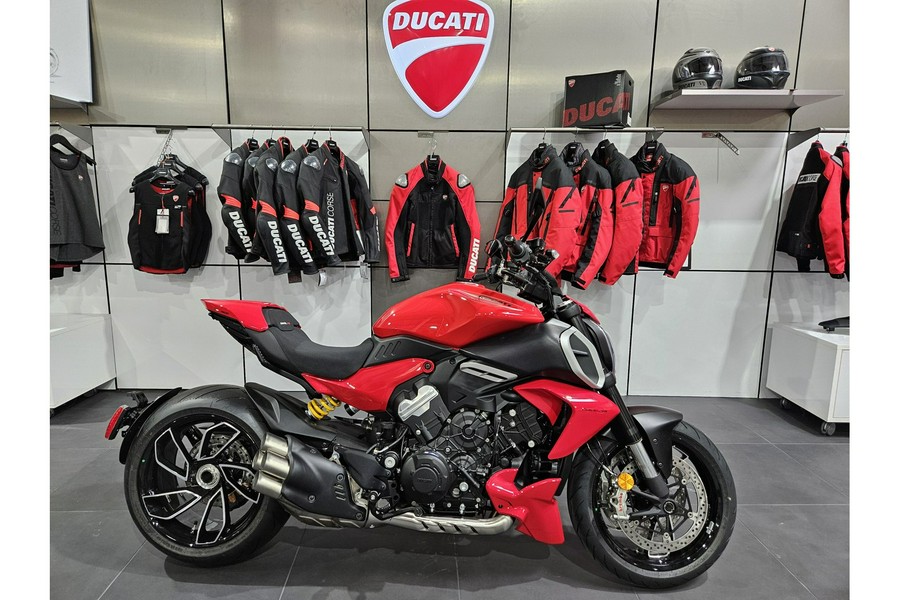 2024 Ducati DIAVEL V4 RED