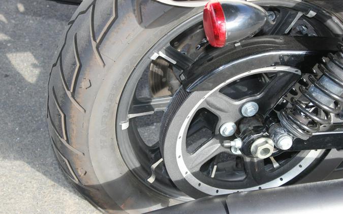 2022 Harley-Davidson® Iron 883™ WHITE SAND PRL
