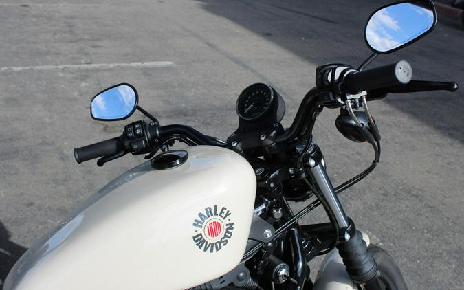 2022 Harley-Davidson® Iron 883™ WHITE SAND PRL