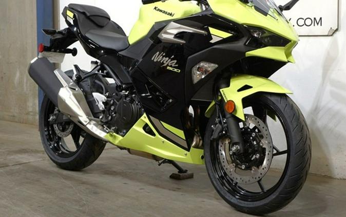 2026 Kawasaki Ninja 500 ABS Metallic Yellowish GreenEbony