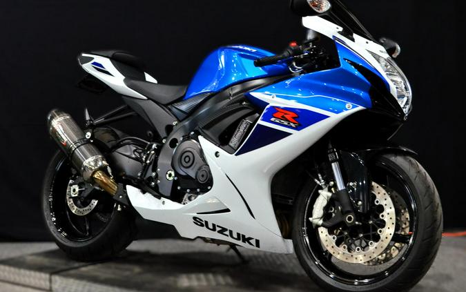 2025 Suzuki GSX-R600 Pearl Brilliant White / Metallic Matte Stellar Blue
