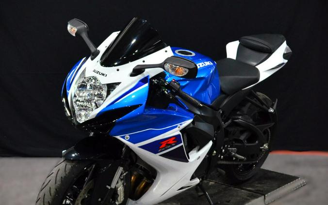 2025 Suzuki GSX-R600 Pearl Brilliant White / Metallic Matte Stellar Blue