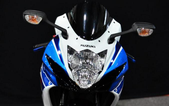 2025 Suzuki GSX-R600 Pearl Brilliant White / Metallic Matte Stellar Blue