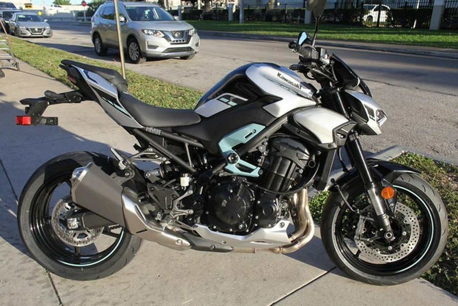 2025 Kawasaki Z900 ABS Galaxy Silver/Metallic Spark Black