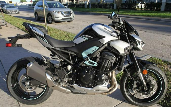 2025 Kawasaki Z900 ABS Galaxy Silver/Metallic Spark Black