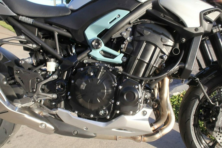 2025 Kawasaki Z900 ABS Galaxy Silver/Metallic Spark Black