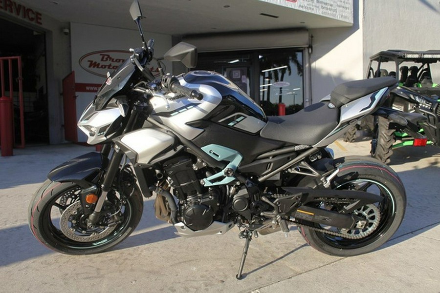 2025 Kawasaki Z900 ABS Galaxy Silver/Metallic Spark Black