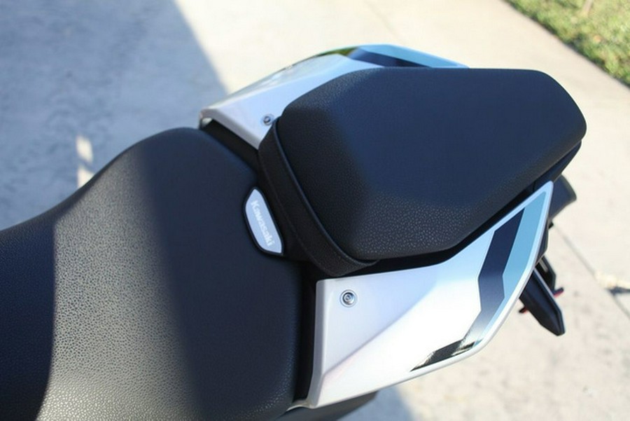 2025 Kawasaki Z900 ABS Galaxy Silver/Metallic Spark Black