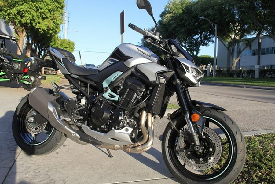 2025 Kawasaki Z900 ABS Galaxy Silver/Metallic Spark Black