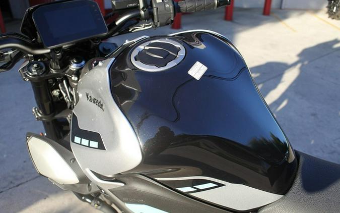 2025 Kawasaki Z900 ABS Galaxy Silver/Metallic Spark Black