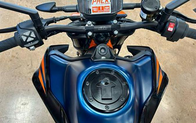 2023 KTM 890 Duke R