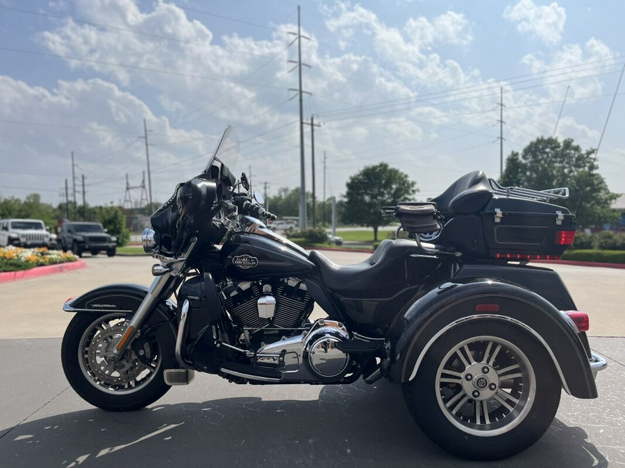 2012 Harley-Davidson® FLHTCUTG Tri Glide® Ultra BLACK 856899