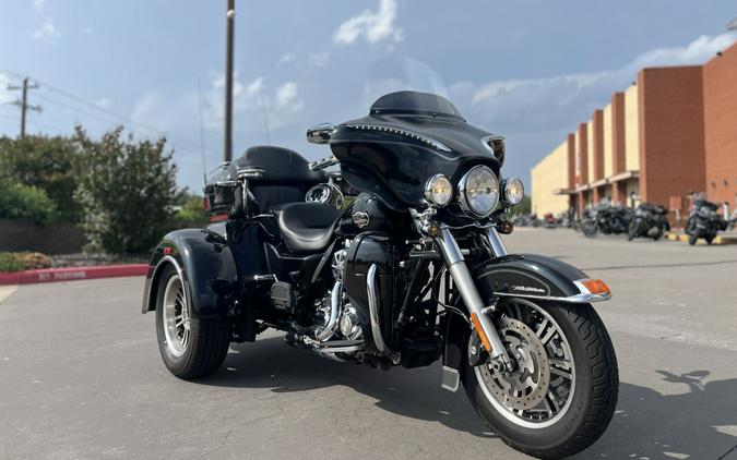 2012 Harley-Davidson® FLHTCUTG Tri Glide® Ultra BLACK 856899