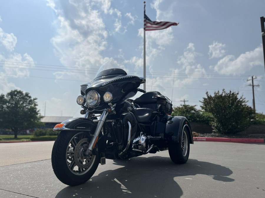 2012 Harley-Davidson® FLHTCUTG Tri Glide® Ultra BLACK 856899