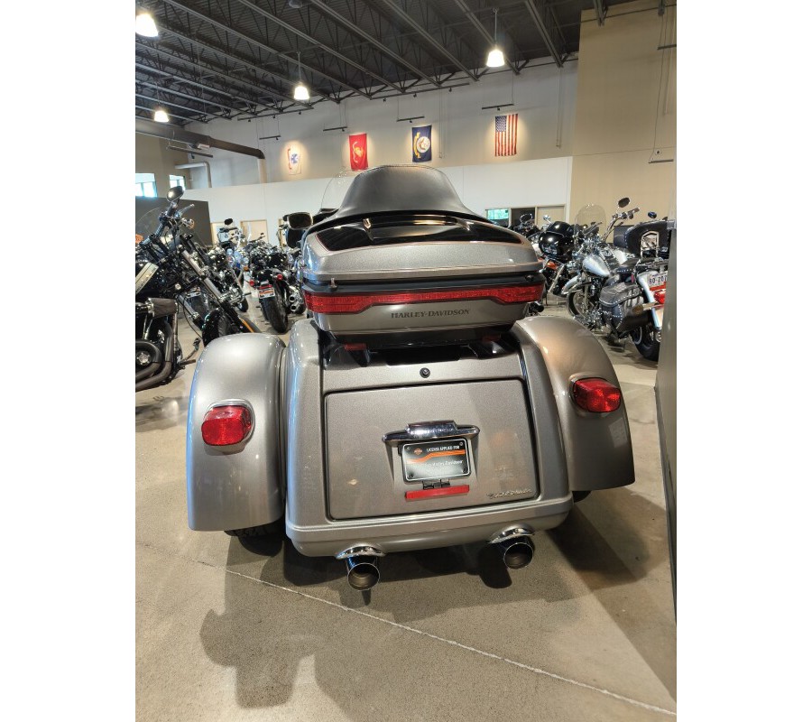 2017 Harley-Davidson Tri Glide Ultra Two-Tone Vivid Black/Brilliant Silver P