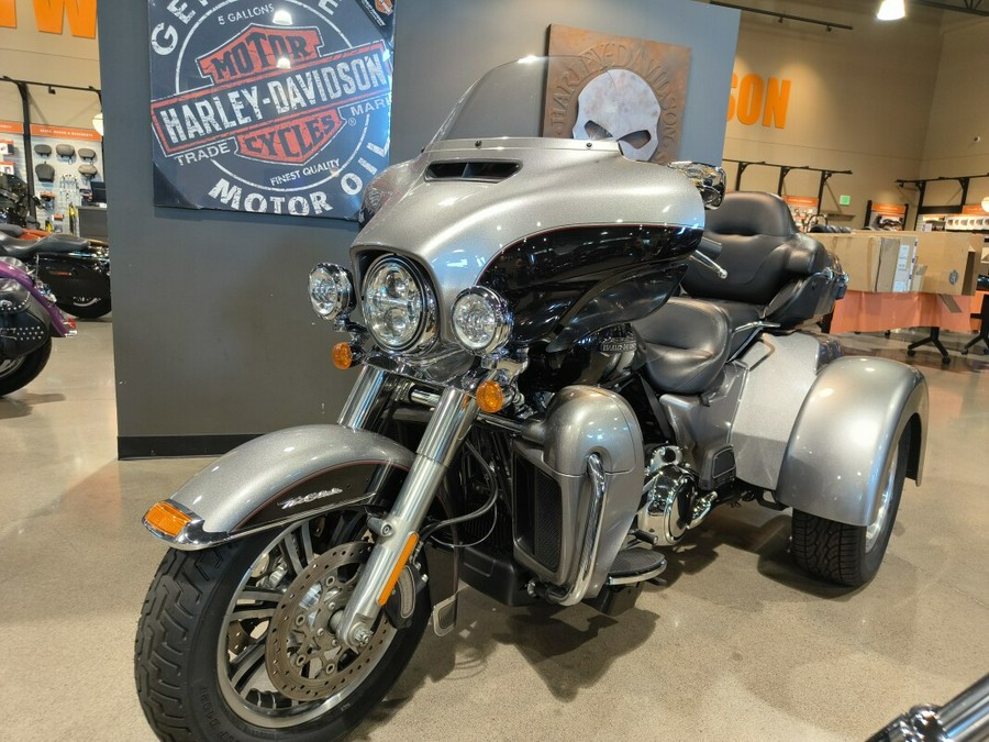 2017 Harley-Davidson Tri Glide Ultra Two-Tone Vivid Black/Brilliant Silver P