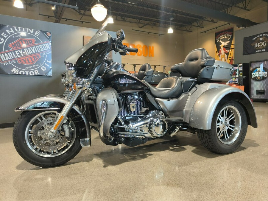 2017 Harley-Davidson Tri Glide Ultra Two-Tone Vivid Black/Brilliant Silver P