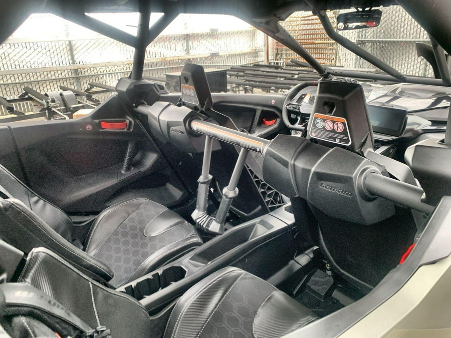 2026 Can-Am MAVERICK R MAX X RC WITH SMART-SHOX 999T DCT