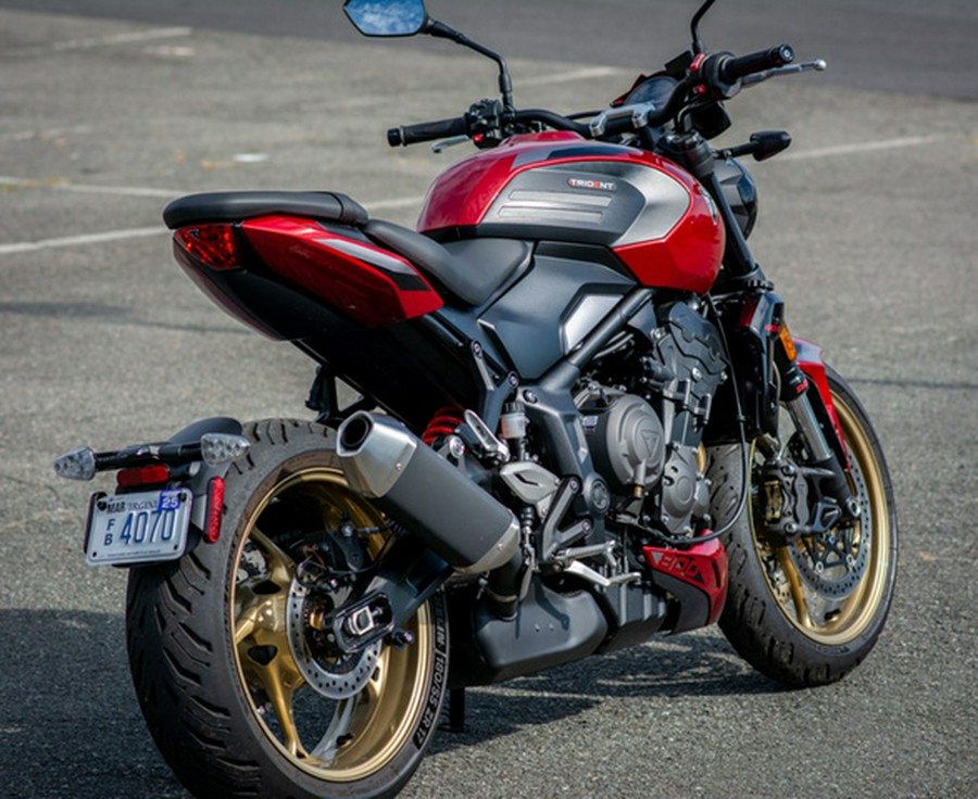 2026 Triumph Trident 800 Carnival red