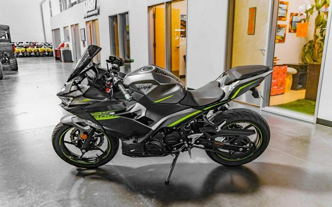 2021 Kawasaki Ninja 400 ABS Metallic Gray/Metallic Magnetic Dar