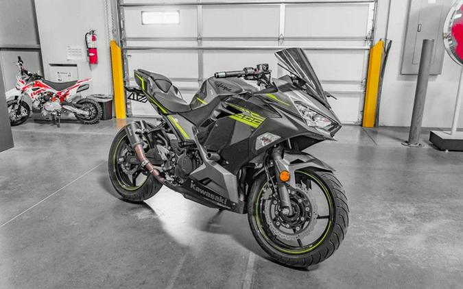 2021 Kawasaki Ninja 400 ABS Metallic Gray/Metallic Magnetic Dar