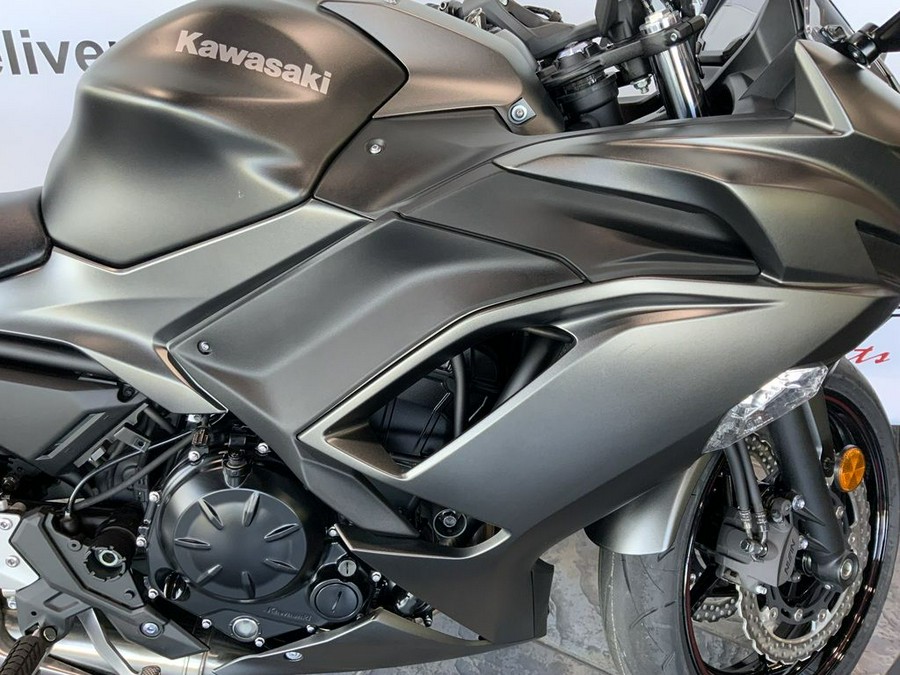 2022 Kawasaki Ninja® 650 Metallic Matte Graphenesteel Gray