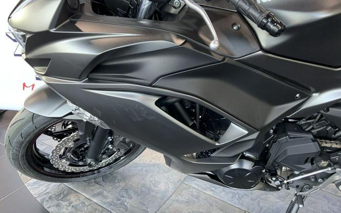 2022 Kawasaki Ninja® 650 Metallic Matte Graphenesteel Gray