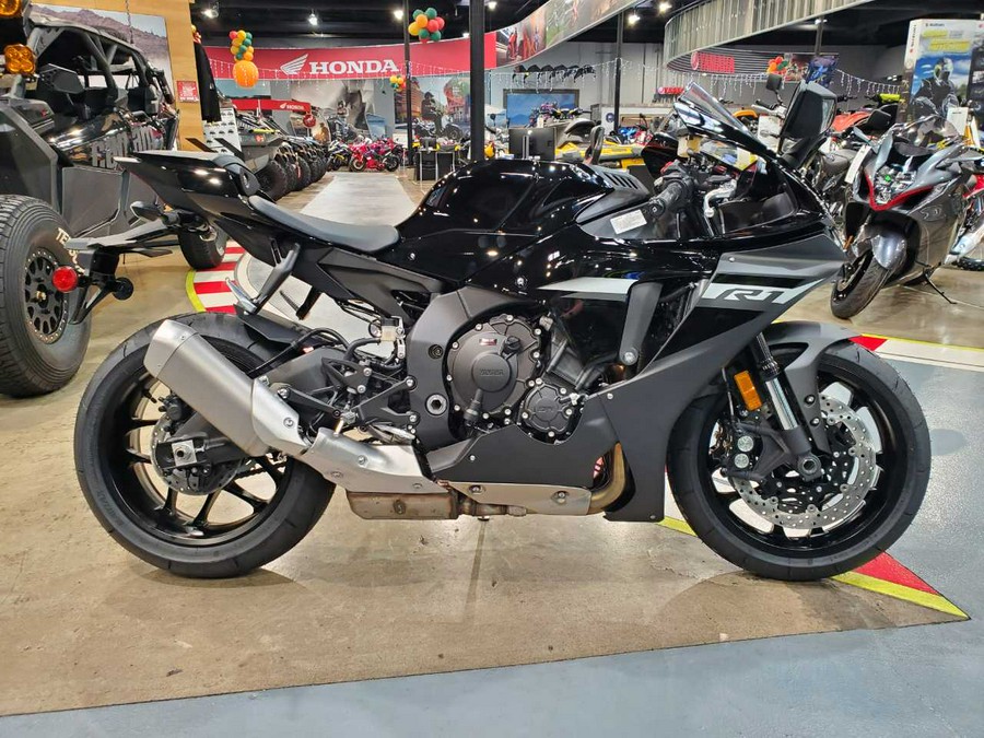 2024 YAMAHA YZF-R1