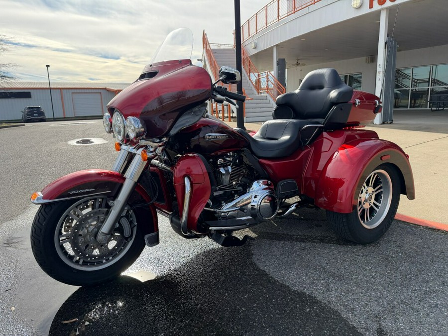 2018 Harley-Davidson® Tri Glide® Ultra Wicked Red/Twisted Cherry