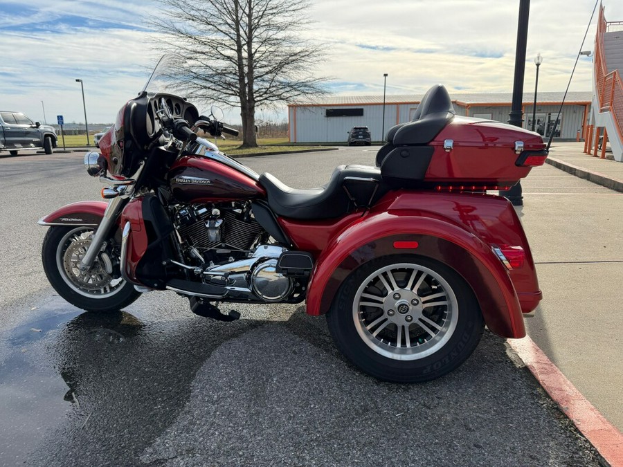 2018 Harley-Davidson® Tri Glide® Ultra Wicked Red/Twisted Cherry