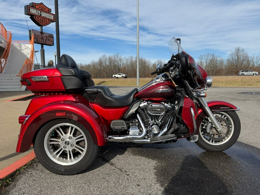 2018 Harley-Davidson® Tri Glide® Ultra Wicked Red/Twisted Cherry