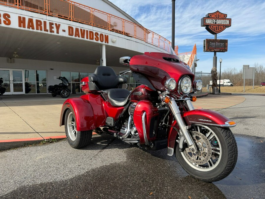 2018 Harley-Davidson® Tri Glide® Ultra Wicked Red/Twisted Cherry