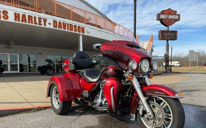2018 Harley-Davidson® Tri Glide® Ultra Wicked Red/Twisted Cherry