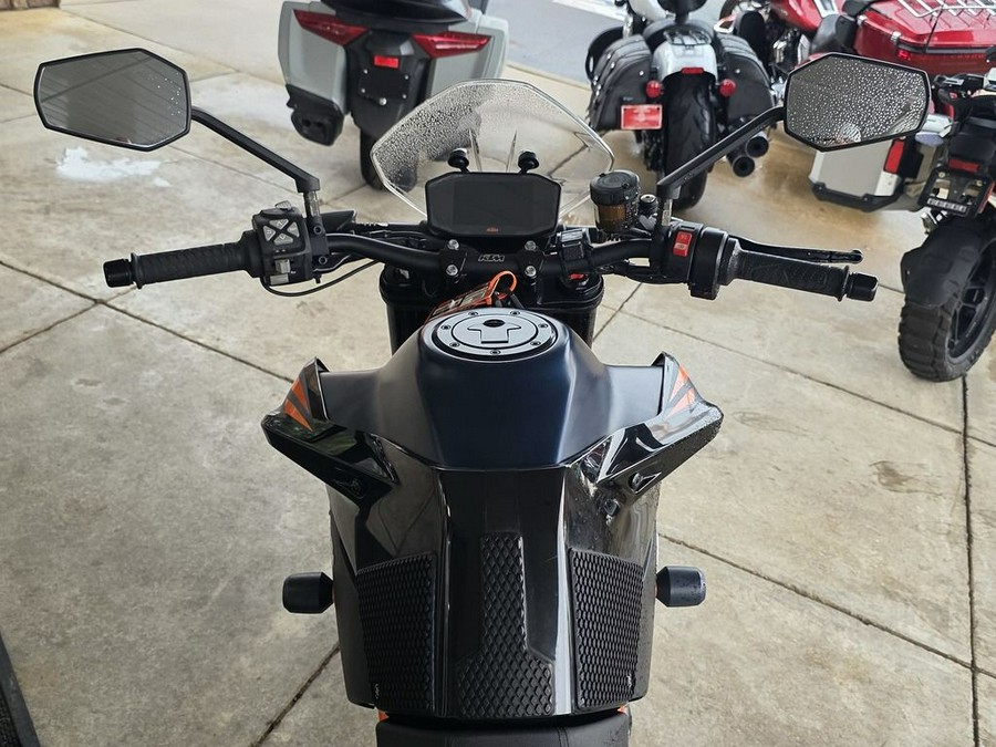 2022 KTM Duke 890 R