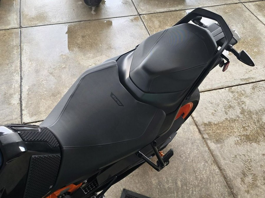 2022 KTM Duke 890 R