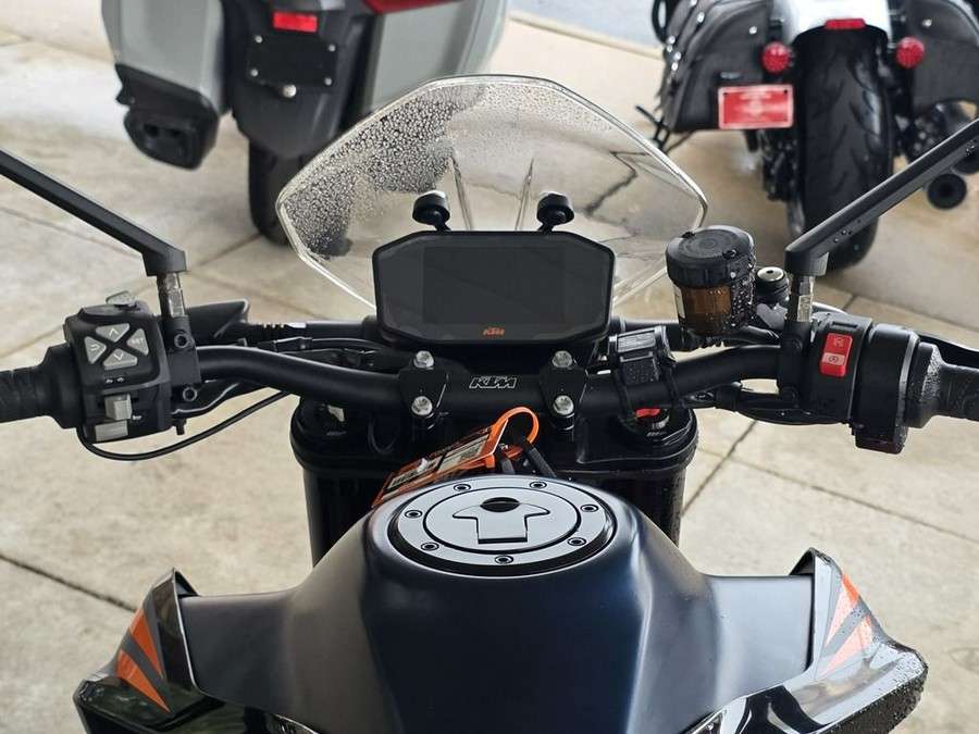2022 KTM Duke 890 R