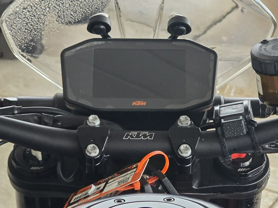 2022 KTM Duke 890 R