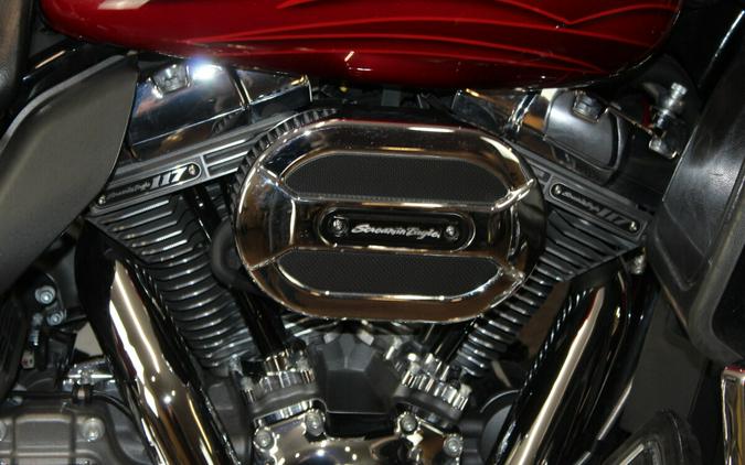 Harley-Davidson® CVO™ Street Glide® 2016 FLHXSE 960221A ATMCRED/CNDYAPL W/PINSTRIPE