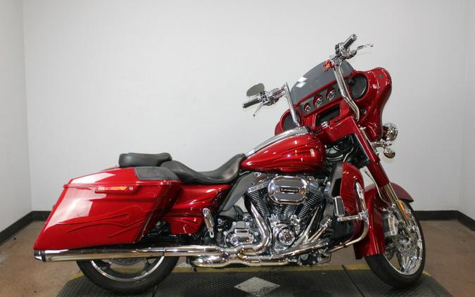 Harley-Davidson® CVO™ Street Glide® 2016 FLHXSE 960221A ATMCRED/CNDYAPL W/PINSTRIPE