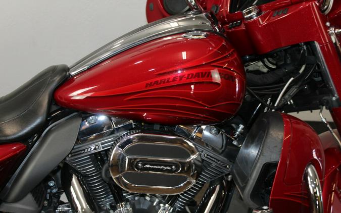 Harley-Davidson® CVO™ Street Glide® 2016 FLHXSE 960221A ATMCRED/CNDYAPL W/PINSTRIPE