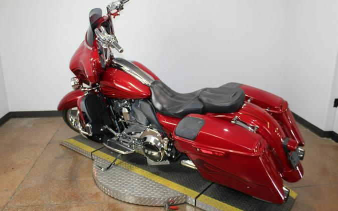 Harley-Davidson® CVO™ Street Glide® 2016 FLHXSE 960221A ATMCRED/CNDYAPL W/PINSTRIPE