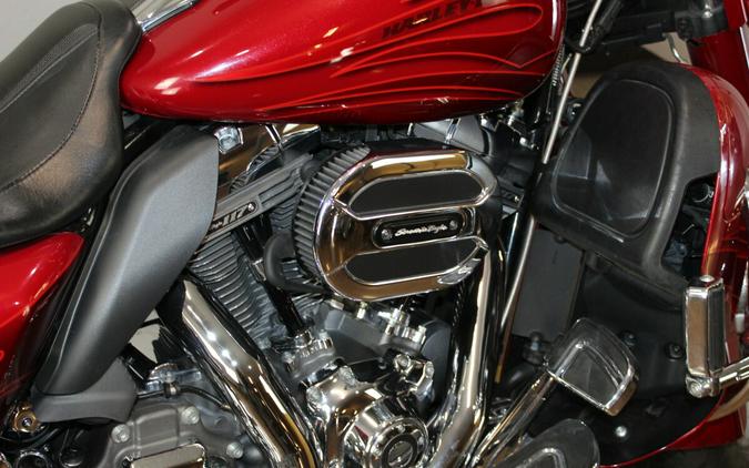 Harley-Davidson® CVO™ Street Glide® 2016 FLHXSE 960221A ATMCRED/CNDYAPL W/PINSTRIPE