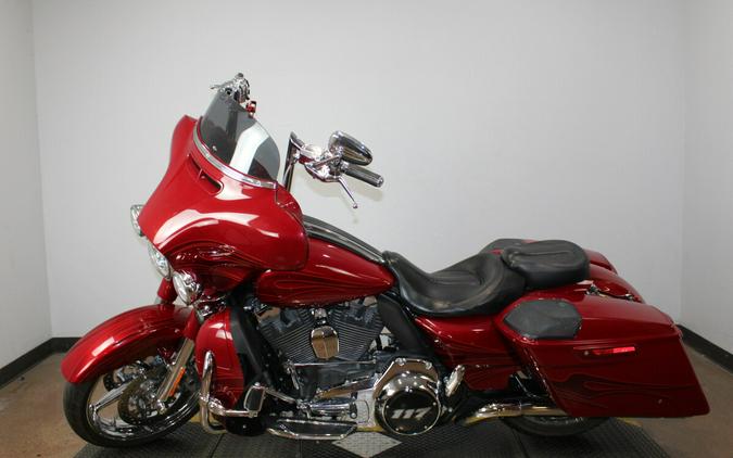 Harley-Davidson® CVO™ Street Glide® 2016 FLHXSE 960221A ATMCRED/CNDYAPL W/PINSTRIPE