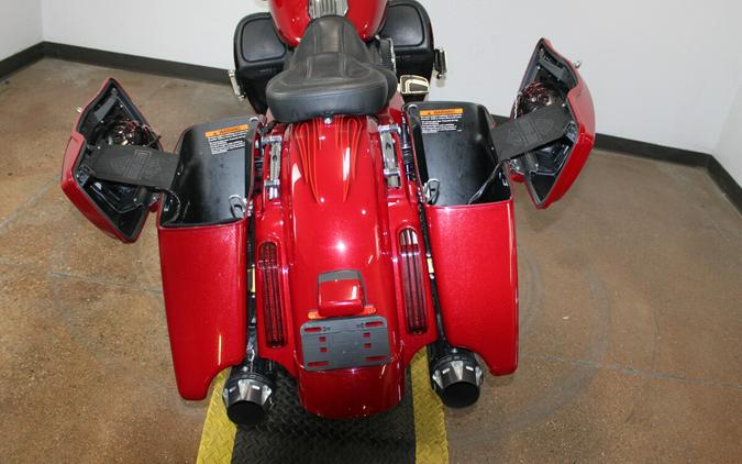 Harley-Davidson® CVO™ Street Glide® 2016 FLHXSE 960221A ATMCRED/CNDYAPL W/PINSTRIPE