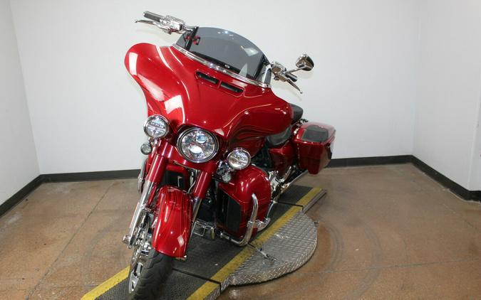 Harley-Davidson® CVO™ Street Glide® 2016 FLHXSE 960221A ATMCRED/CNDYAPL W/PINSTRIPE