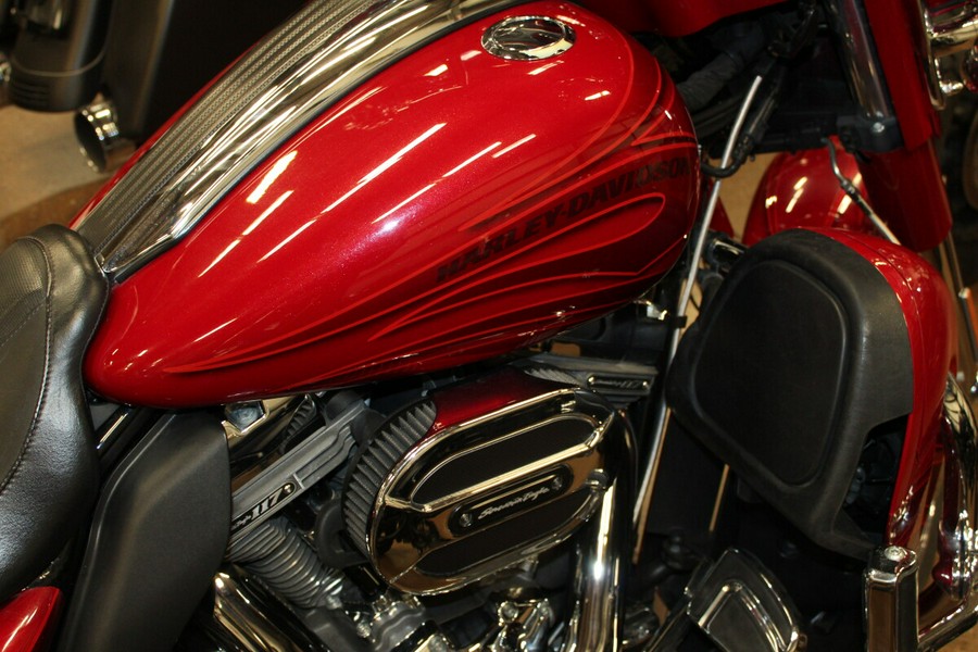 Harley-Davidson® CVO™ Street Glide® 2016 FLHXSE 960221A ATMCRED/CNDYAPL W/PINSTRIPE