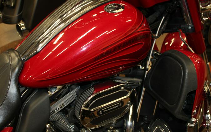 Harley-Davidson® CVO™ Street Glide® 2016 FLHXSE 960221A ATMCRED/CNDYAPL W/PINSTRIPE