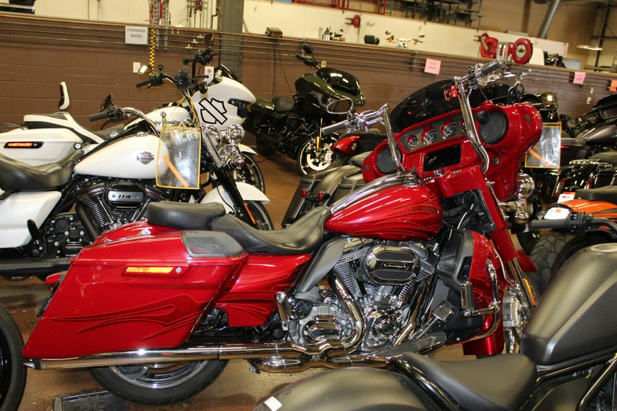 Harley-Davidson® CVO™ Street Glide® 2016 FLHXSE 960221A ATMCRED/CNDYAPL W/PINSTRIPE