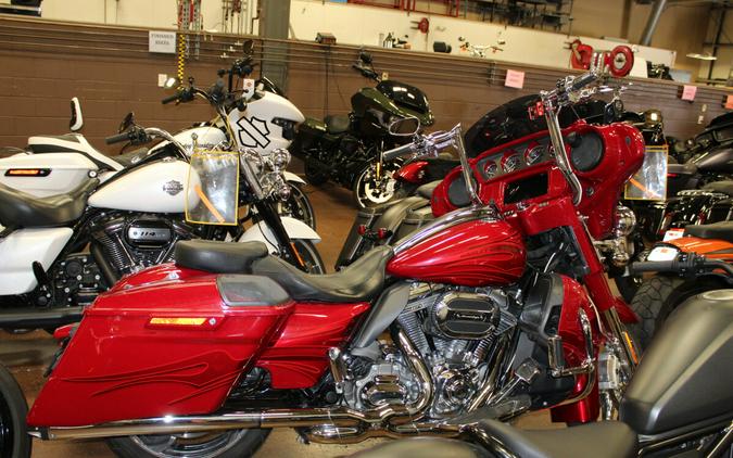 Harley-Davidson® CVO™ Street Glide® 2016 FLHXSE 960221A ATMCRED/CNDYAPL W/PINSTRIPE