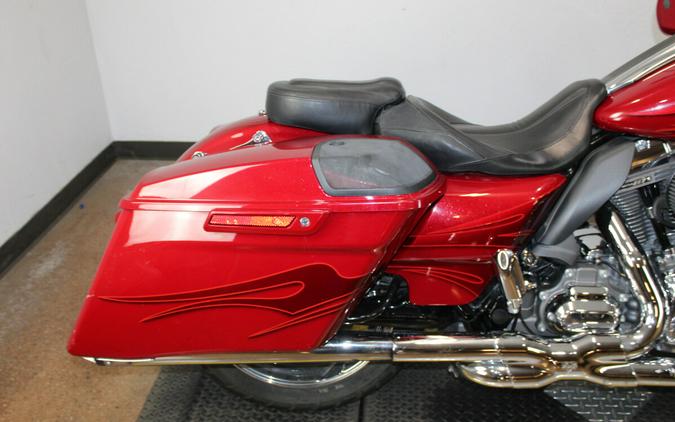Harley-Davidson® CVO™ Street Glide® 2016 FLHXSE 960221A ATMCRED/CNDYAPL W/PINSTRIPE